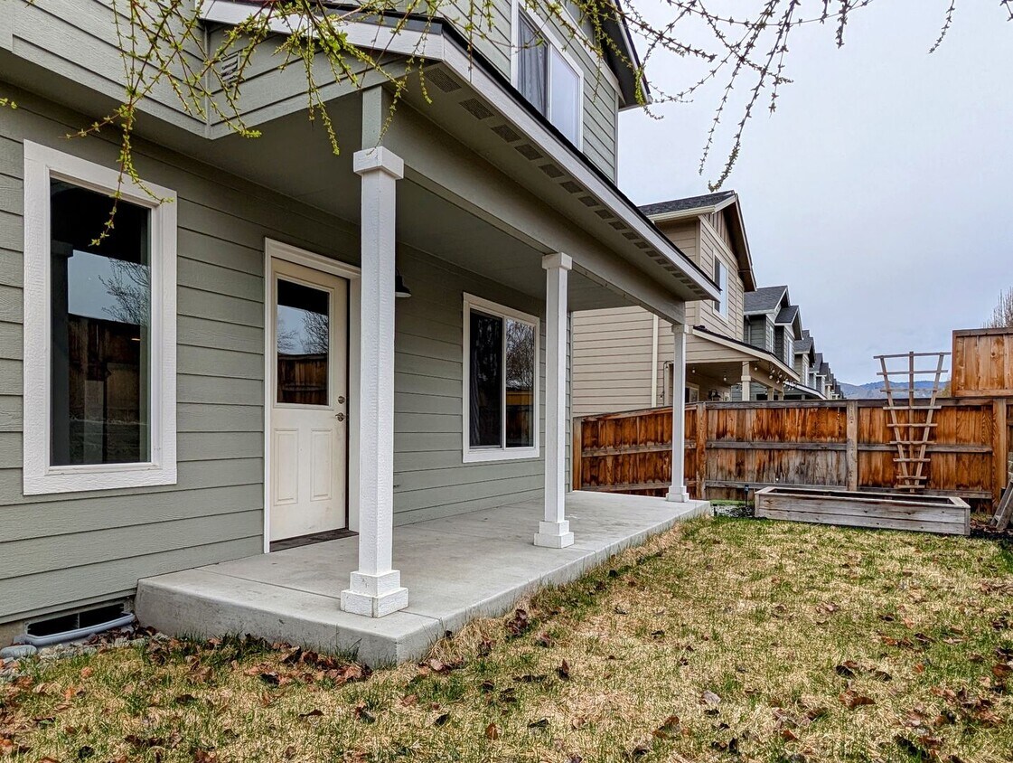 Foto principal - 3-Bed, 2.5-Bath Townhome w/ 2-Car Garage
