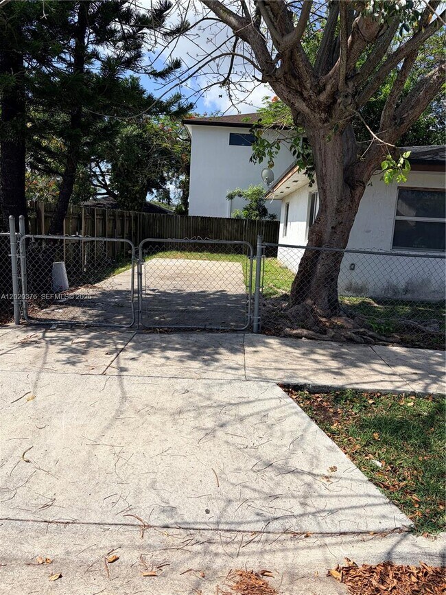 Foto del edificio - 1329 NW 6th Ave
