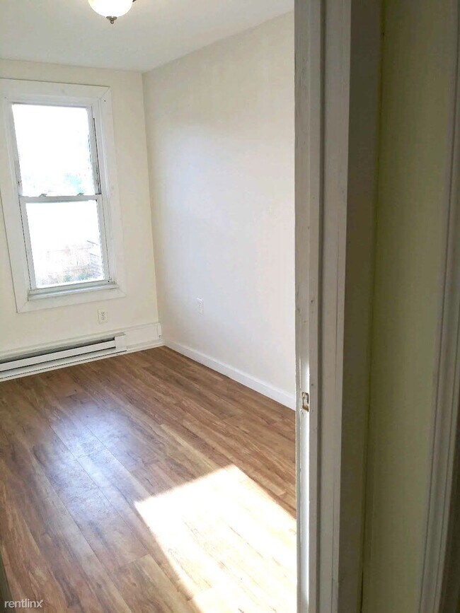 Building Photo - 3 br, 1 bath House - 929 Chestnut St