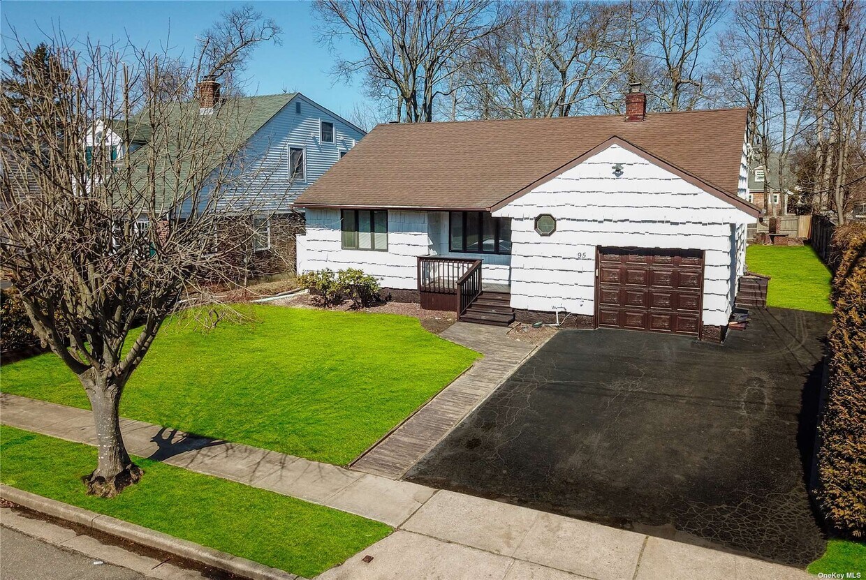 Primary Photo - 95 Wyandanch Ave