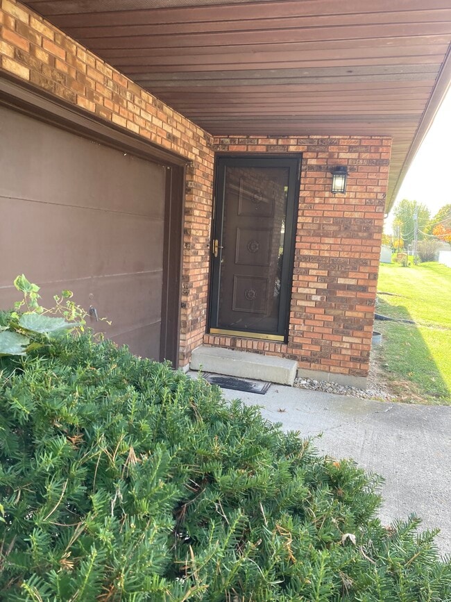 Building Photo - 995 Kingswood Dr