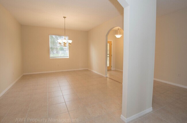 Foto del edificio - Large bright home in F section