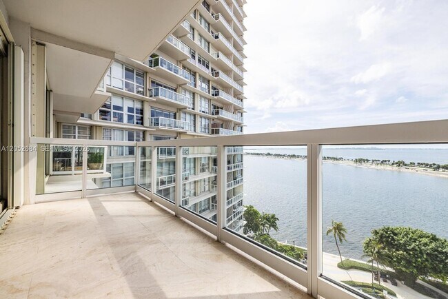 Foto del edificio - 2451 Brickell Ave