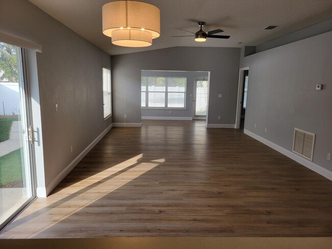 Building Photo - Great 2 Bedroom in Beautiful 55+ Kings Ridge