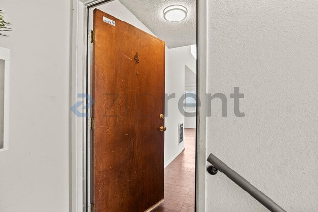 Building Photo - Unit 4