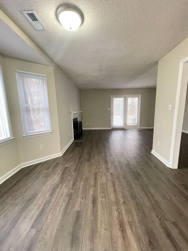 Foto del edificio - APPLICATION PENDING: 720-A Powell Drive ~Newly Renovated~ End Unit ~ Convenient to Powell Drive P...