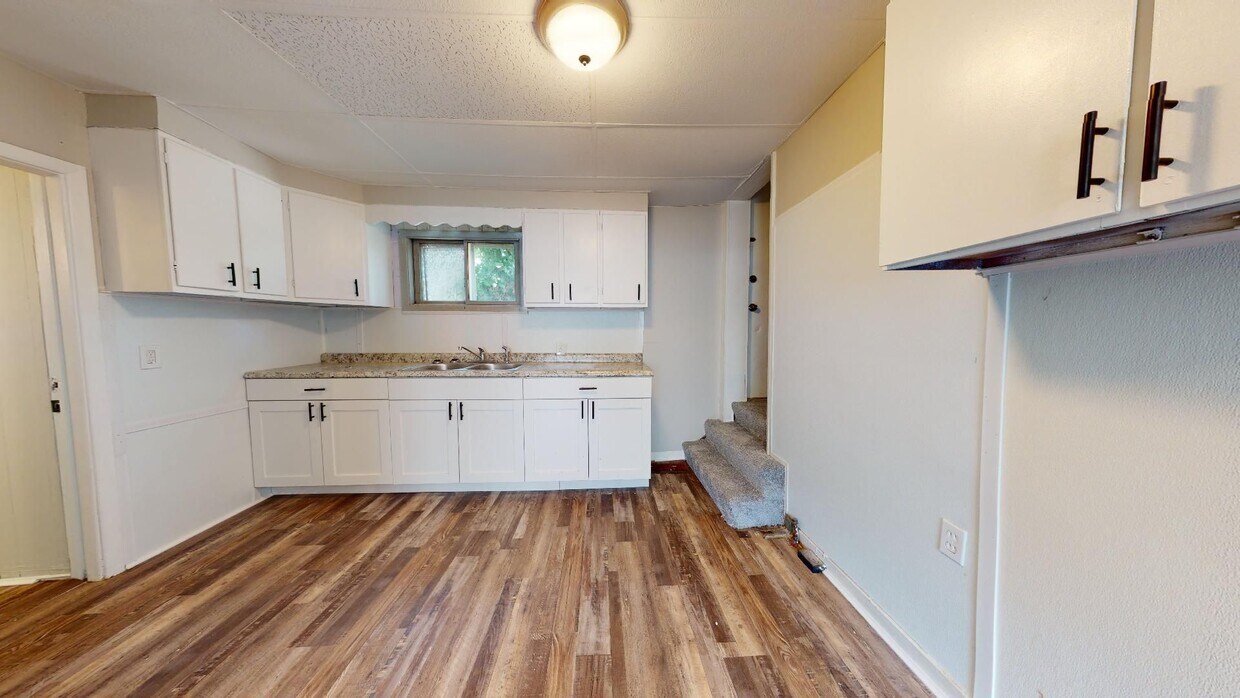 Primary Photo - Huge 4 Bedroom Single Family House - almos...