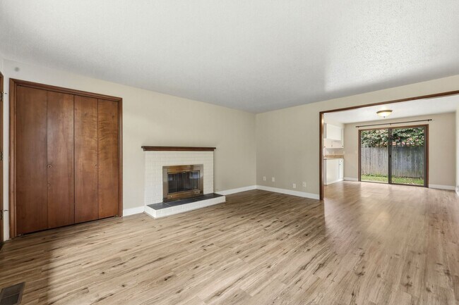 Foto del edificio - Move in ready NOW! Desirable west side location! 2 bed/ 1.75 bath. Olympia school district.