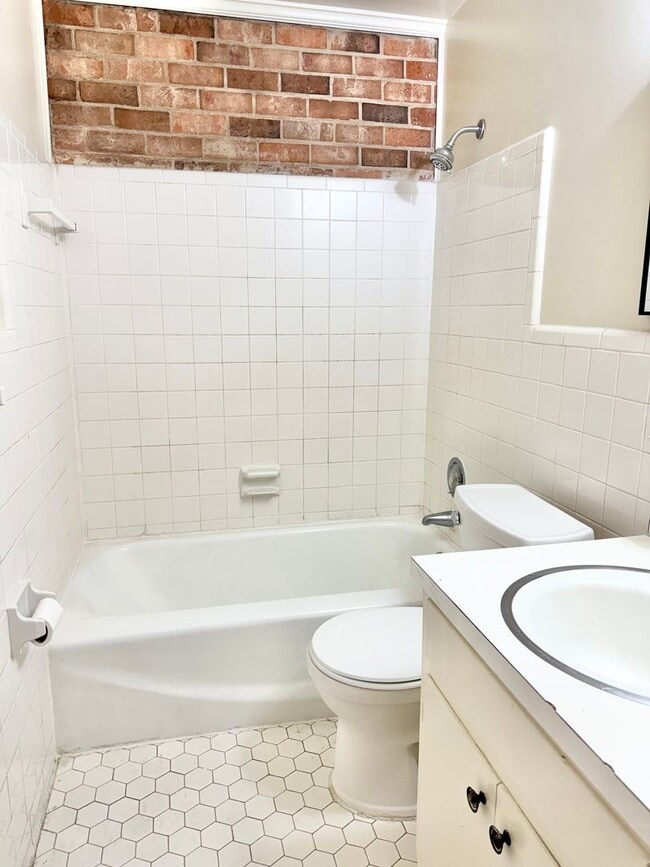 Building Photo - Adorable 2 Bedroom Convenient to I-29, Sho...