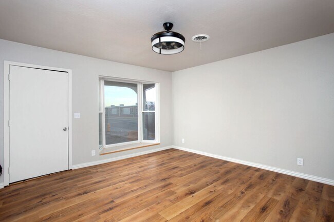 Building Photo - Fully updated Sunrise Home