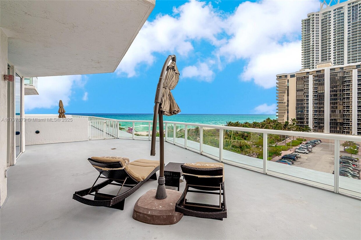 Foto principal - 6515 Collins Ave