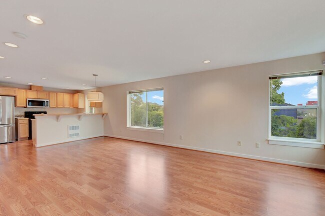 Foto del edificio - Relax in this spacious townhome!