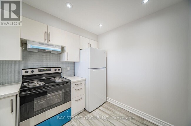 Photo du bâtiment - 2470-2470 Eglinton Ave W