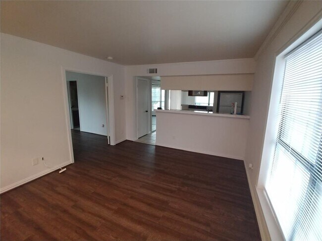 Foto del edificio - 5821 Marvin Loving Dr