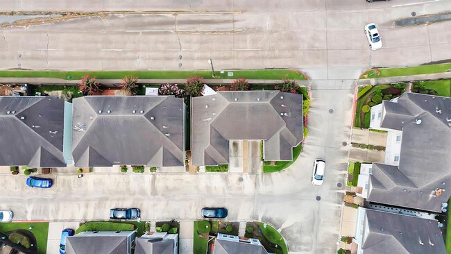 Building Photo - 6906 Woodridge Row Dr