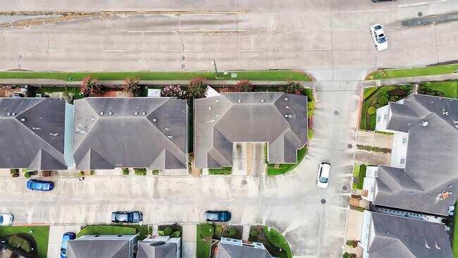 Foto del edificio - 6906 Woodridge Row Dr