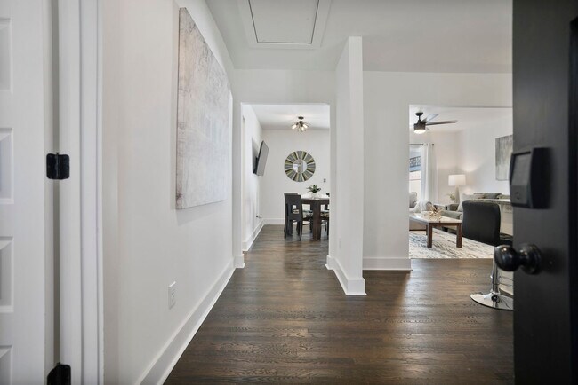 Building Photo - 975 Shadowridge Dr SE