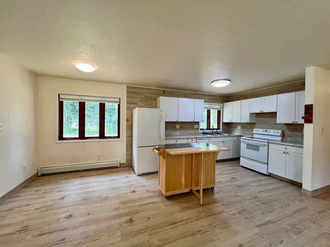 Building Photo - 3 Bedroom Home / 2-Car Garage / No Pets