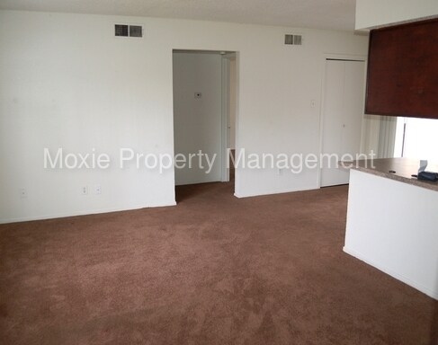 Building Photo - 8015 Cambridge Cir