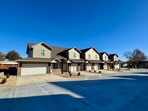 Building Photo - 2800 W Mockingbird Ln