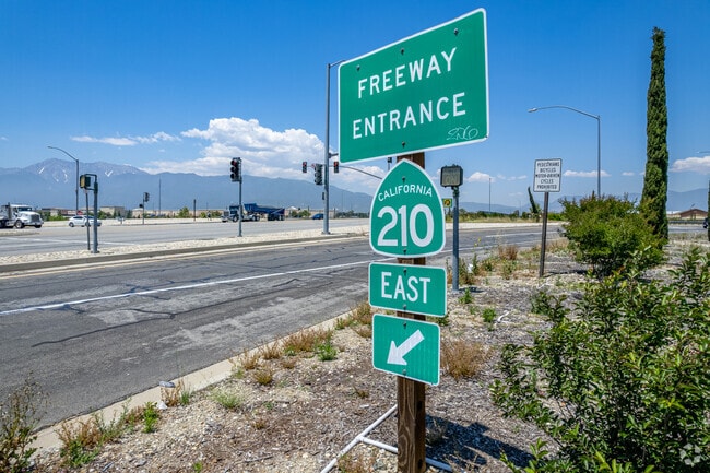 Rialto Airport neighborhood is close to the 210 freeway.