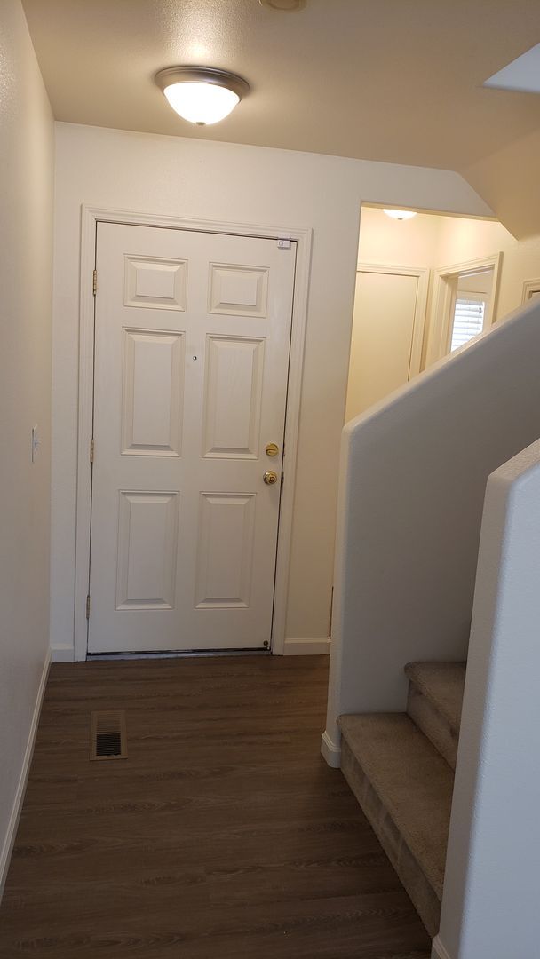 Foto del edificio - SPACIOUS 3 BED/2.5 BATH/2 CAR GAR/ A/C / 1580 SQ FT HOME IS MOVE IN READY