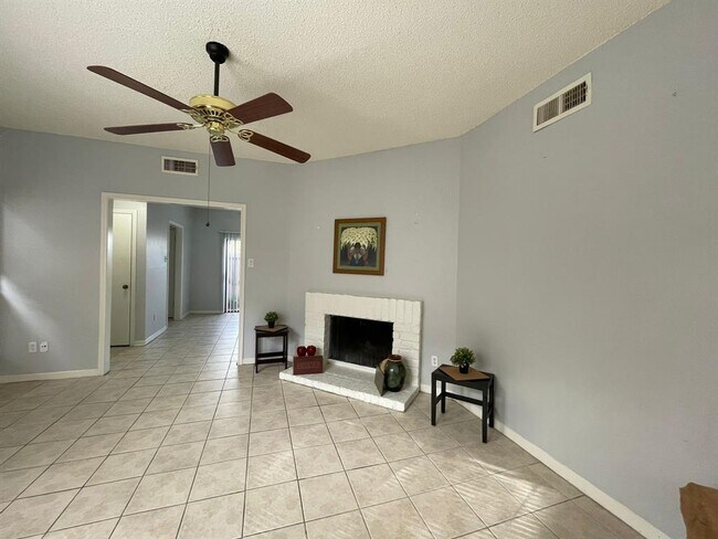 Building Photo - 3733 Thistlemont Dr