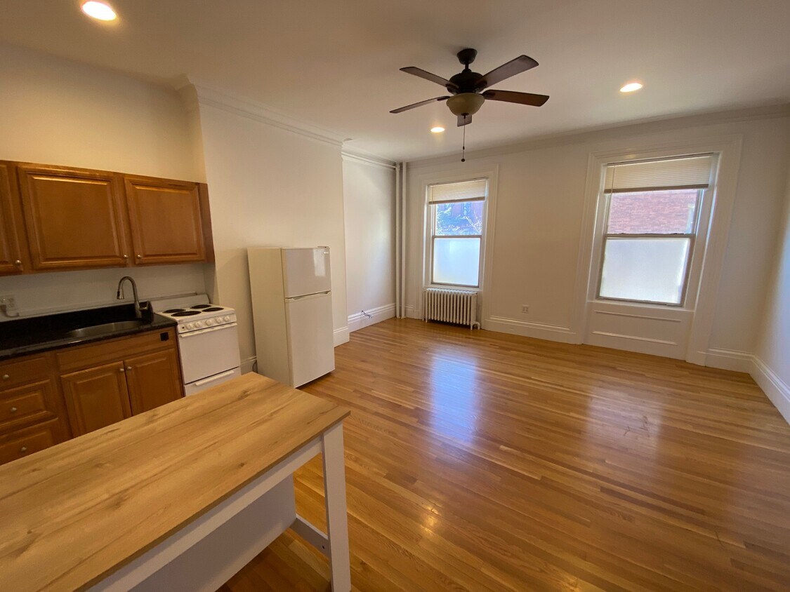 Primary Photo - 100 Charles St