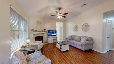 Building Photo - 810 Camellia Ct