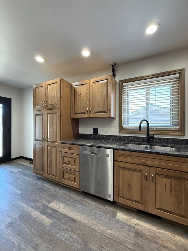 Foto del edificio - Beautifully Remodeled West Side Home | 3 Bedroom + Finished Basement Space