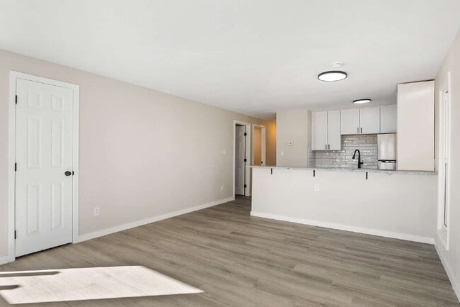 Building Photo - Updated 2 Bedroom Upstairs Apartment