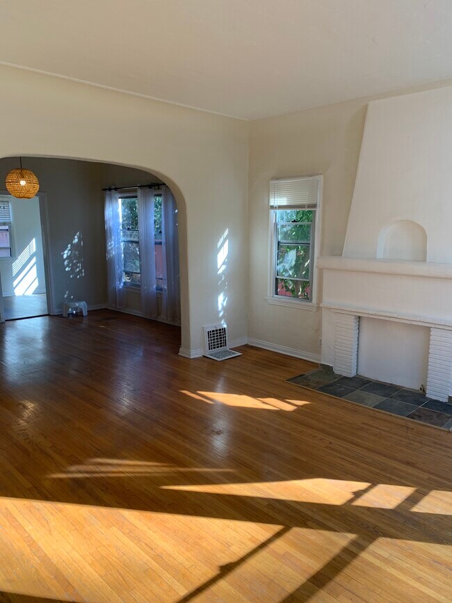 Vista más amplia del salón/comedor - 8569 Horner St