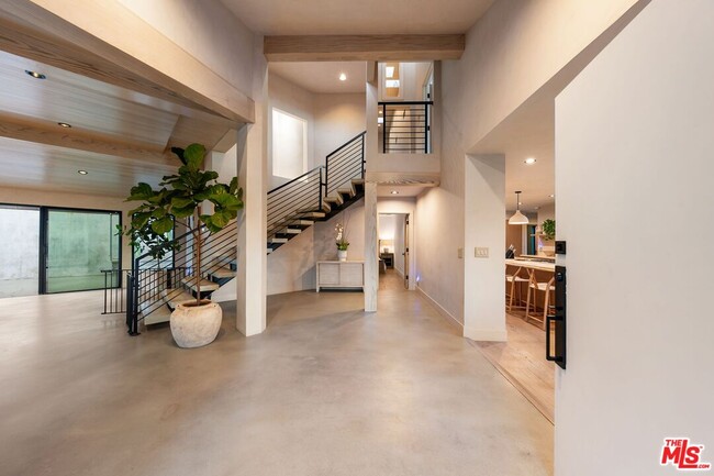Foto del edificio - 3627 Woodhill Canyon Rd
