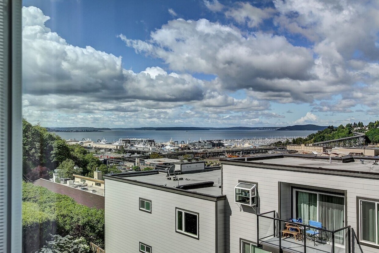 Primary Photo - Queen Anne View Condo!!!
