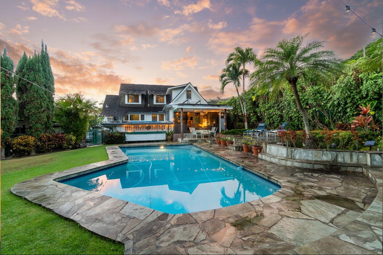 Primary Photo - Beautiful Historic Partially-Furnished Hom...