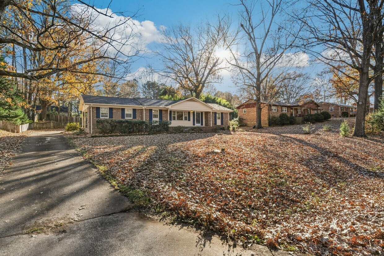 Foto principal - Ranch home in South West Durham: Available Now