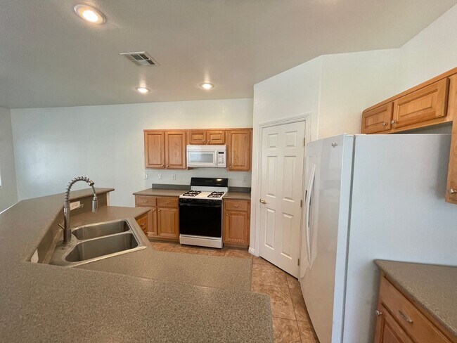 Foto del edificio - Great 3 bedroom Townhome Available Soon!