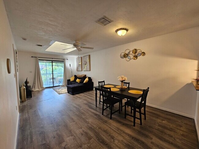 Foto del edificio - 5361 Treetops Dr