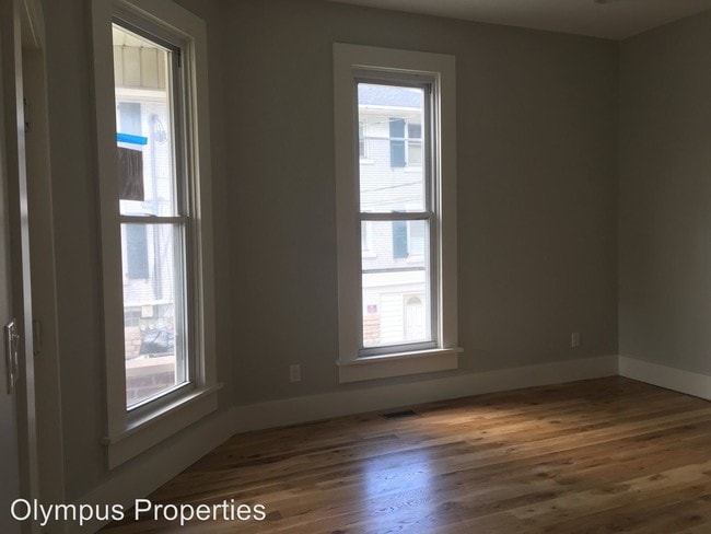 Building Photo - 5 br, 3 bath Room For Rent - 113 E 10th St