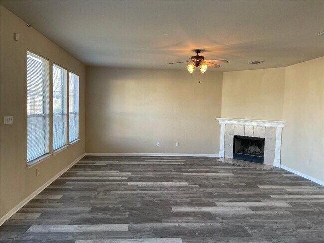 Foto del edificio - 9215 Pioneer Forest Dr