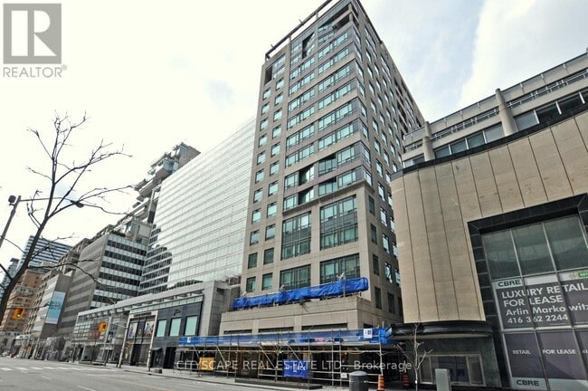 Photo du bâtiment - 102 Bloor St W