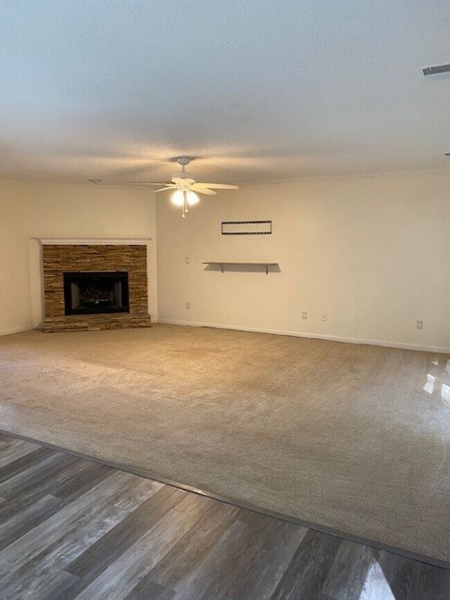 Building Photo - 16 Cindy Ct: Recently Renovated (2022) Ran...