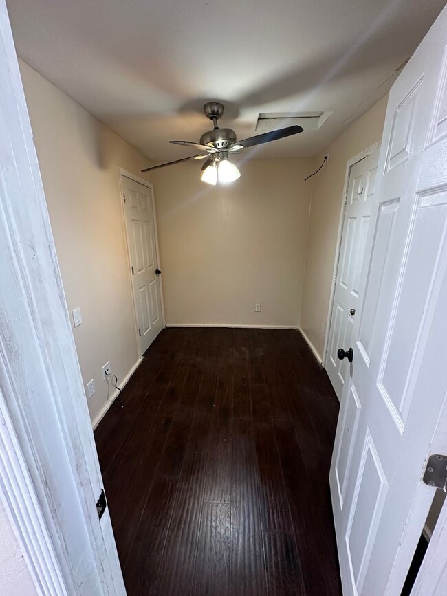 Building Photo - 1 Bedroom 1 Bath duplex in Roseville!