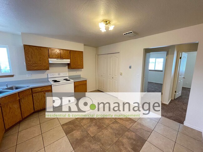 Foto del edificio - 3 Bed, 1 Bath Apartment w/ 1-Car Garage - Idaho Falls