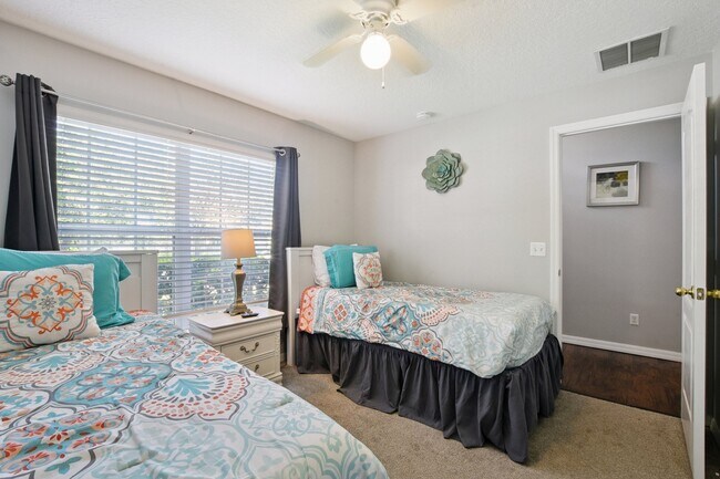 Foto del edificio - 661 Sandy Ridge Dr