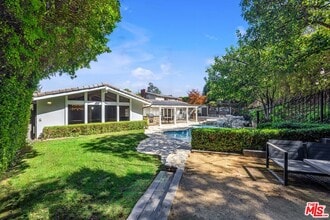Building Photo - 8331 Skyline Dr