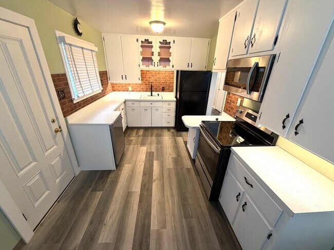 Foto del edificio - Charming 3 Bed 1 Bath Single Family Home W/ Fully Fenced Yard and Garage!