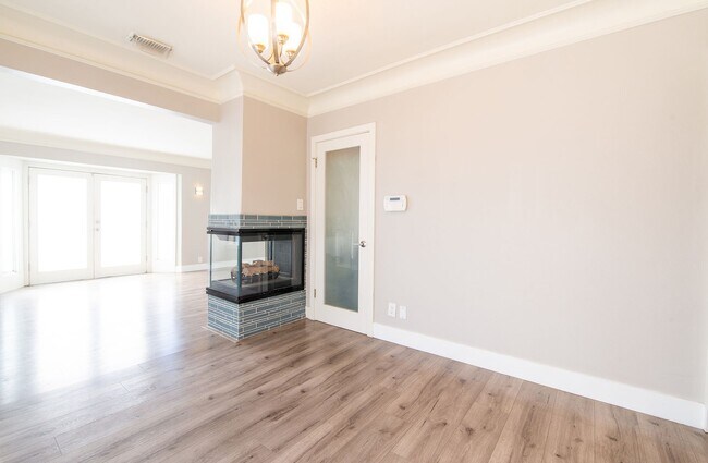 Building Photo - Apartment - 2 Bedrooms / 1 Bath - Long Beach