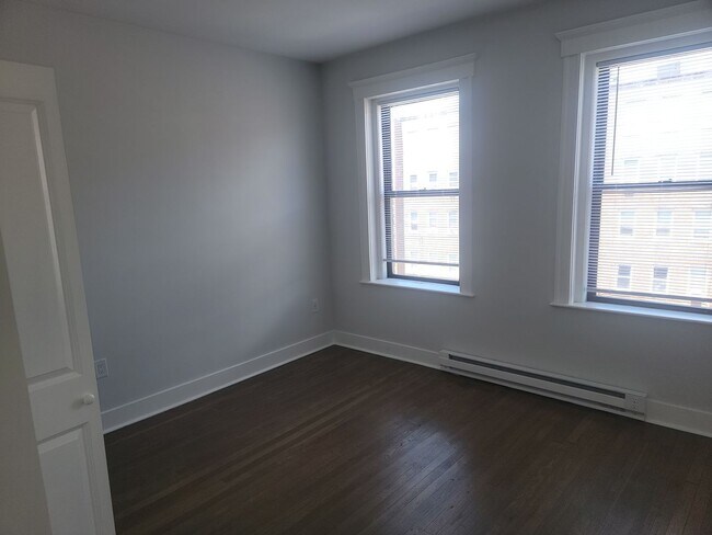 Foto del edificio - Studio plus with in unit laundry available...