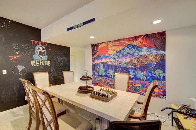 Foto del edificio - Huge U.W. Home Now Renting for September 2026